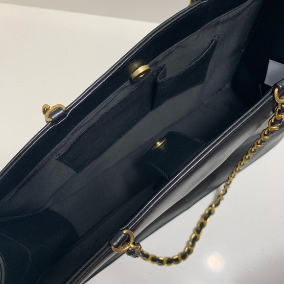 Black leather medium tote - Picture 2 of 8